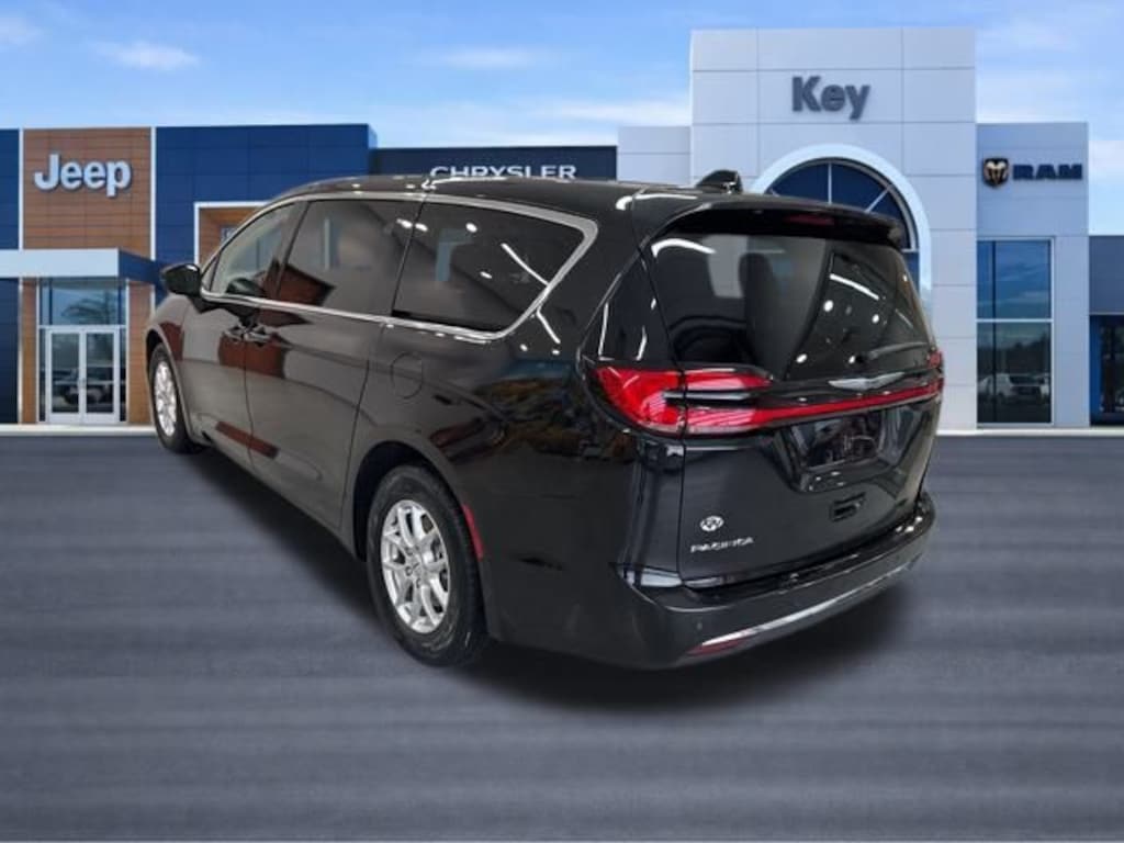 Used 2023 Chrysler Pacifica Touring L Minivan/Van