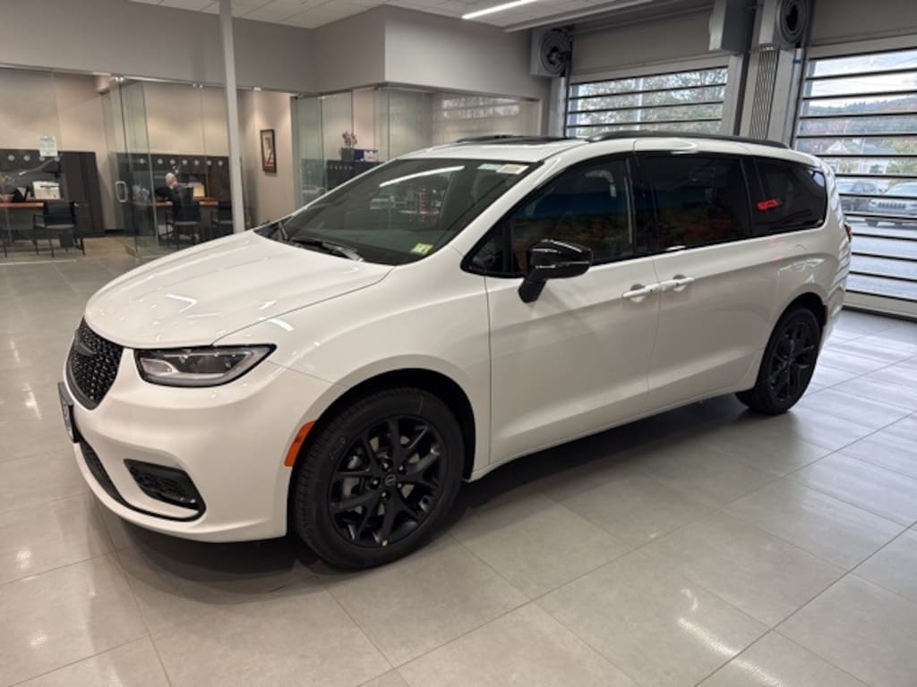 New 2026 Chrysler Pacifica Limited Passenger Van