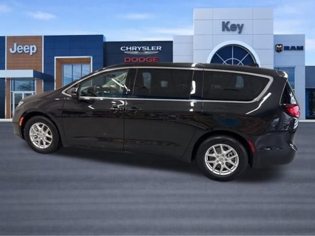 Used 2023 Chrysler Pacifica Touring L Minivan/Van