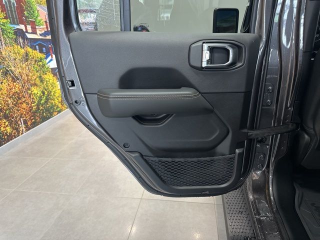 2025 Jeep Wrangler 4-Door Sahara - Photo 38