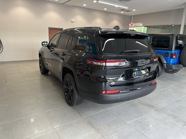 2025 Jeep Grand Cherokee Limited photo 3