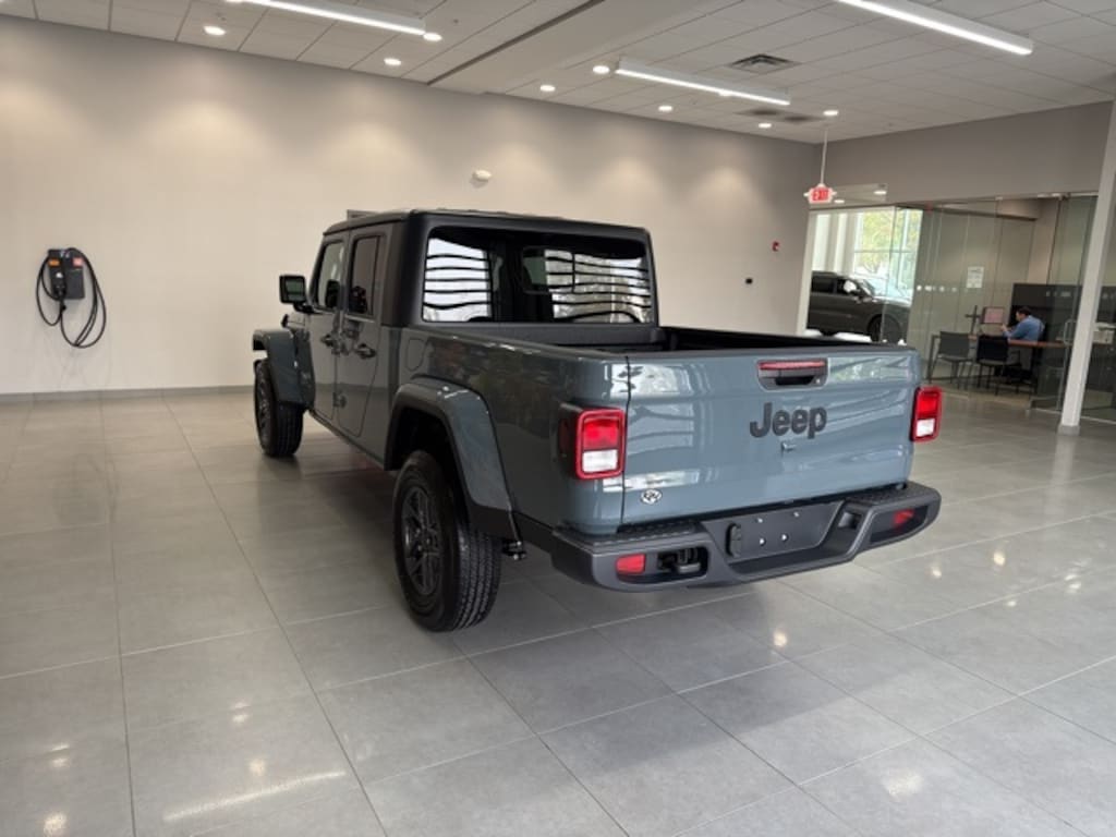 New 2025 Jeep Gladiator Sport Pickup