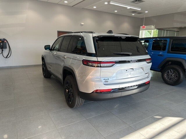 2025 Jeep Grand Cherokee Limited photo 3