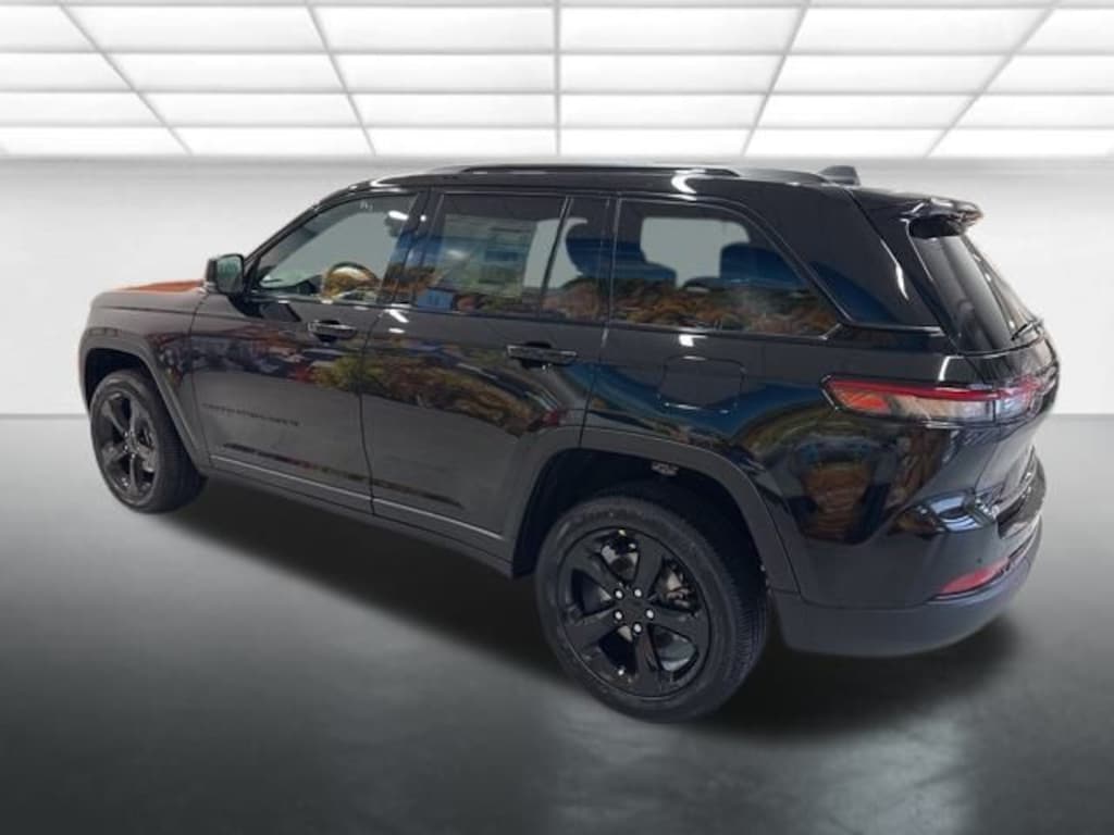 New 2025 Jeep Grand Cherokee Laredo Sport Utility