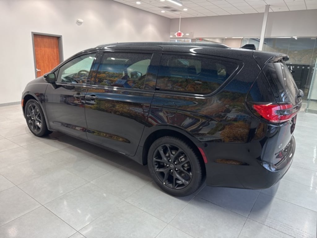 New 2026 Chrysler Pacifica Select Passenger Van