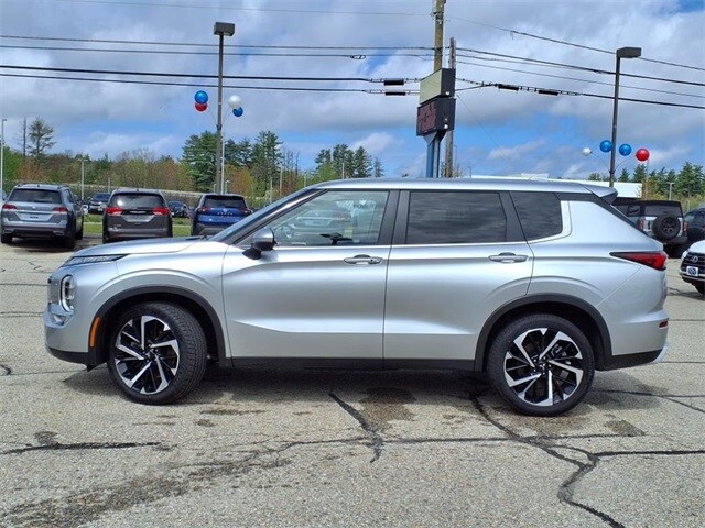 2024 Mitsubishi Outlander SE photo 2