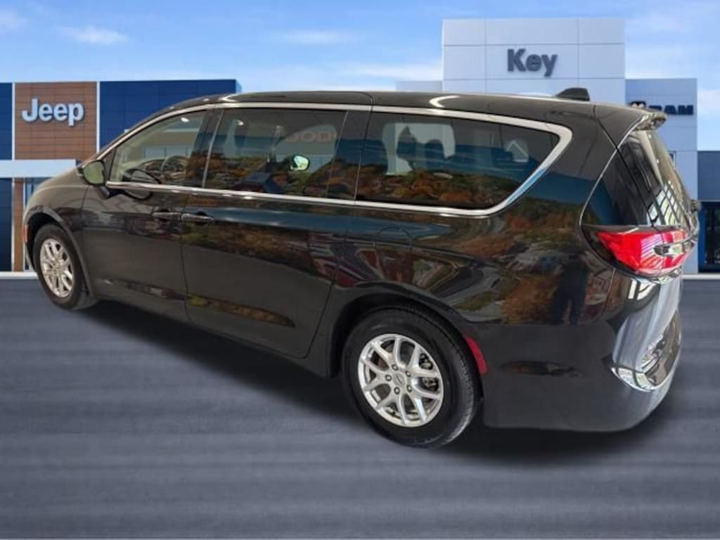 Used 2023 Chrysler Pacifica Touring L Minivan/Van