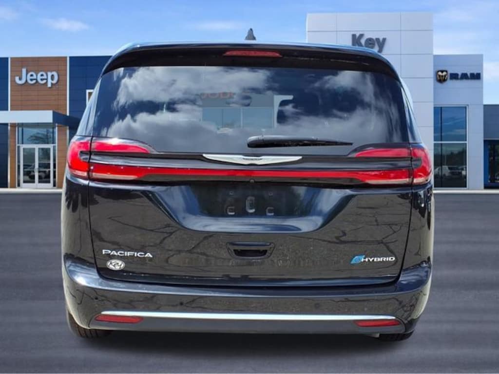 Used 2024 Chrysler Pacifica Hybrid Select Minivan/Van