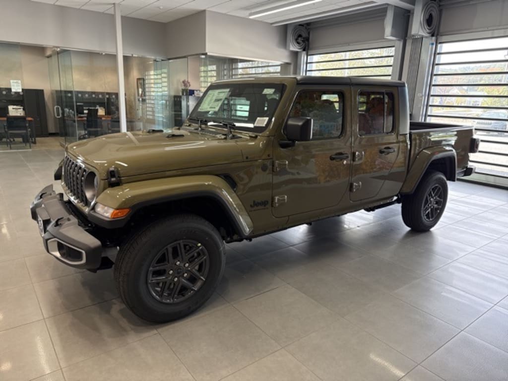 New 2025 Jeep Gladiator Sport Pickup