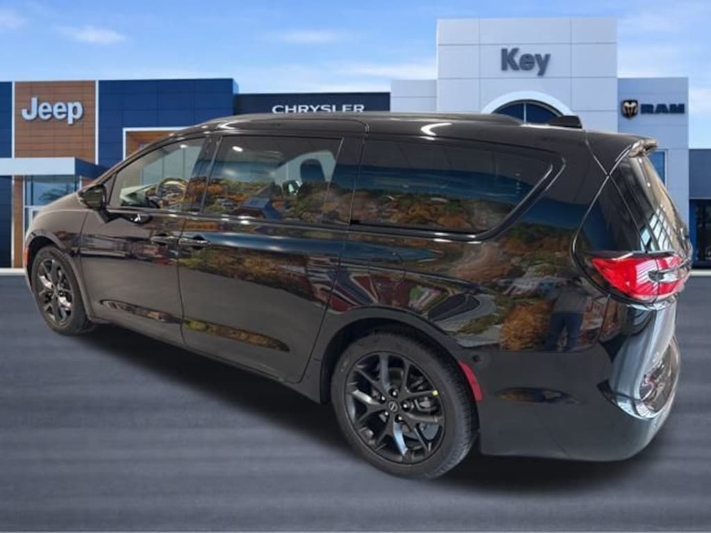 New 2026 Chrysler Pacifica Limited Passenger Van