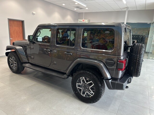 2025 Jeep Wrangler Sahara photo 4