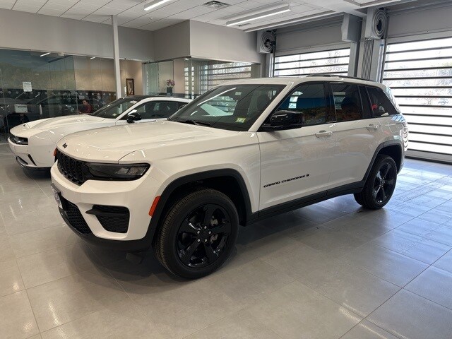2025 Jeep Grand Cherokee Altitude photo 2