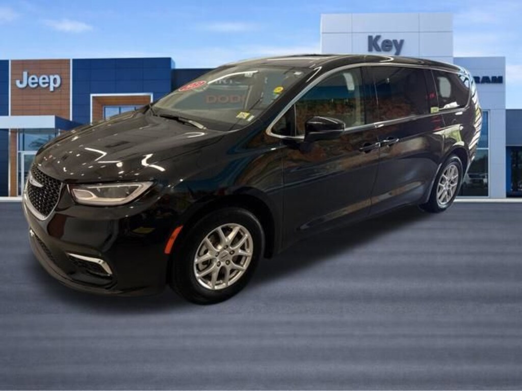 Used 2023 Chrysler Pacifica Touring L Minivan/Van