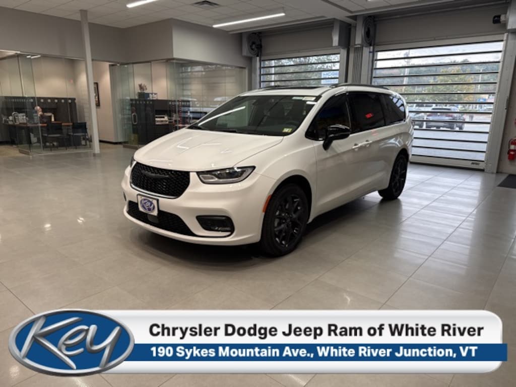 New 2026 Chrysler Pacifica Limited Passenger Van