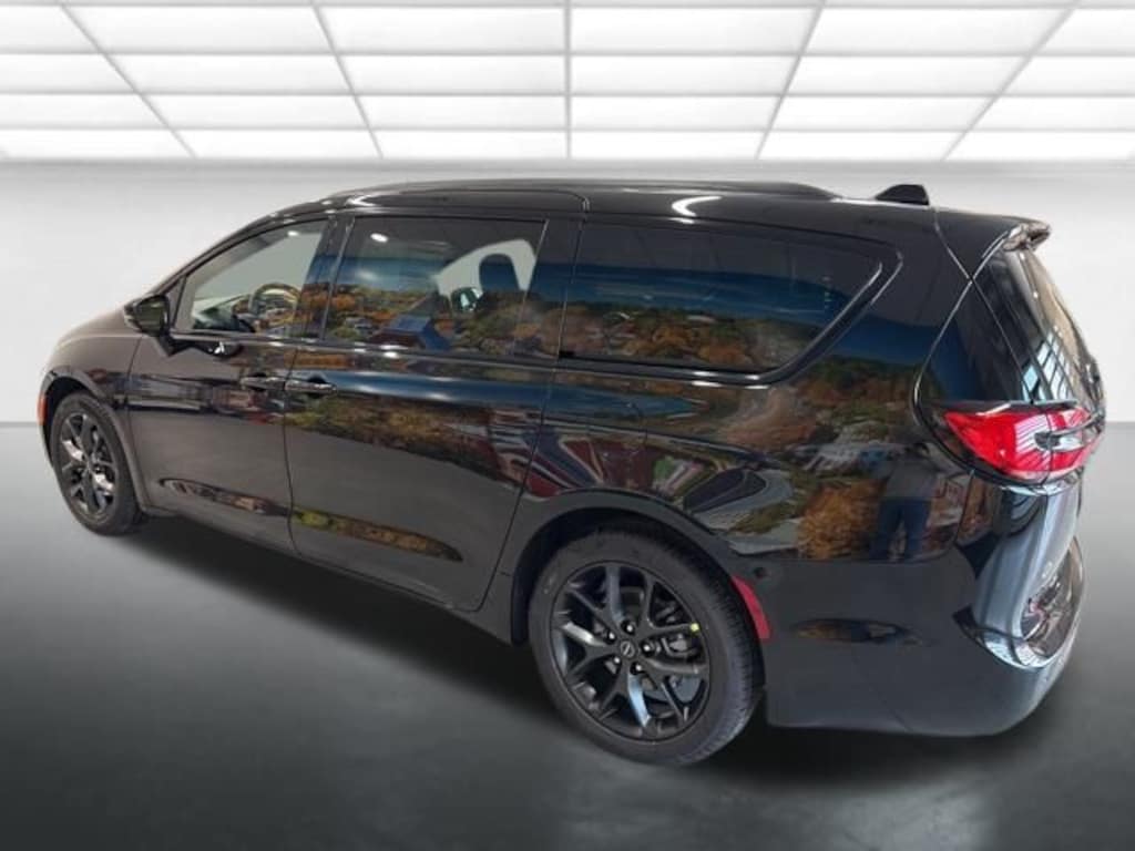 New 2026 Chrysler Pacifica Limited Passenger Van