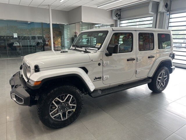 2025 Jeep Wrangler Sahara photo 2