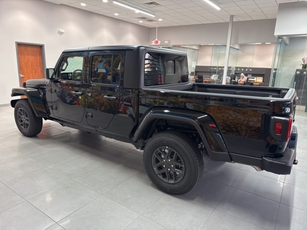 New 2025 Jeep Gladiator Sport Pickup