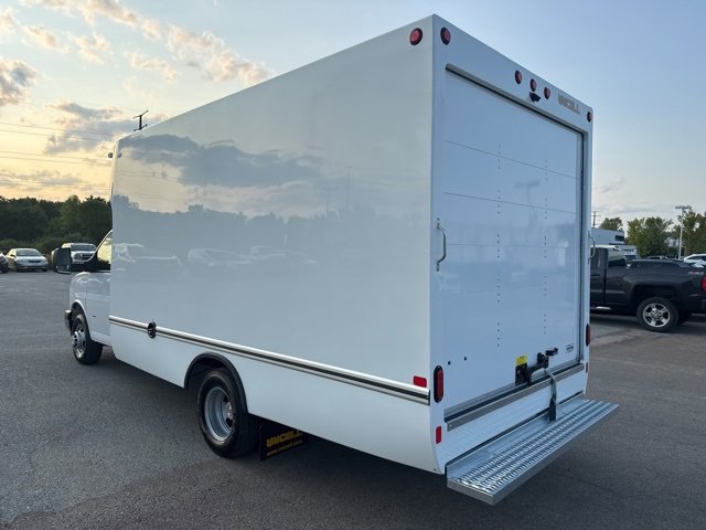 2025 Chevrolet Express Cutaway 3500 photo 2