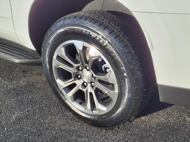 2025 Chevrolet Suburban LS photo 4