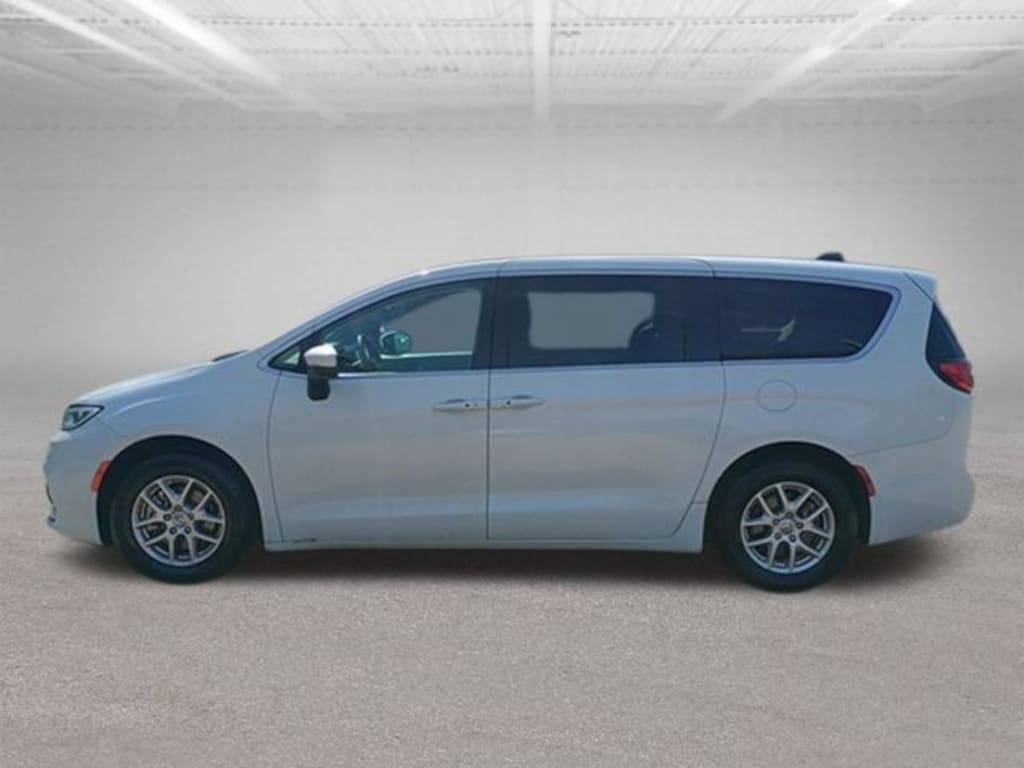 Used 2023 Chrysler Pacifica Touring L Minivan