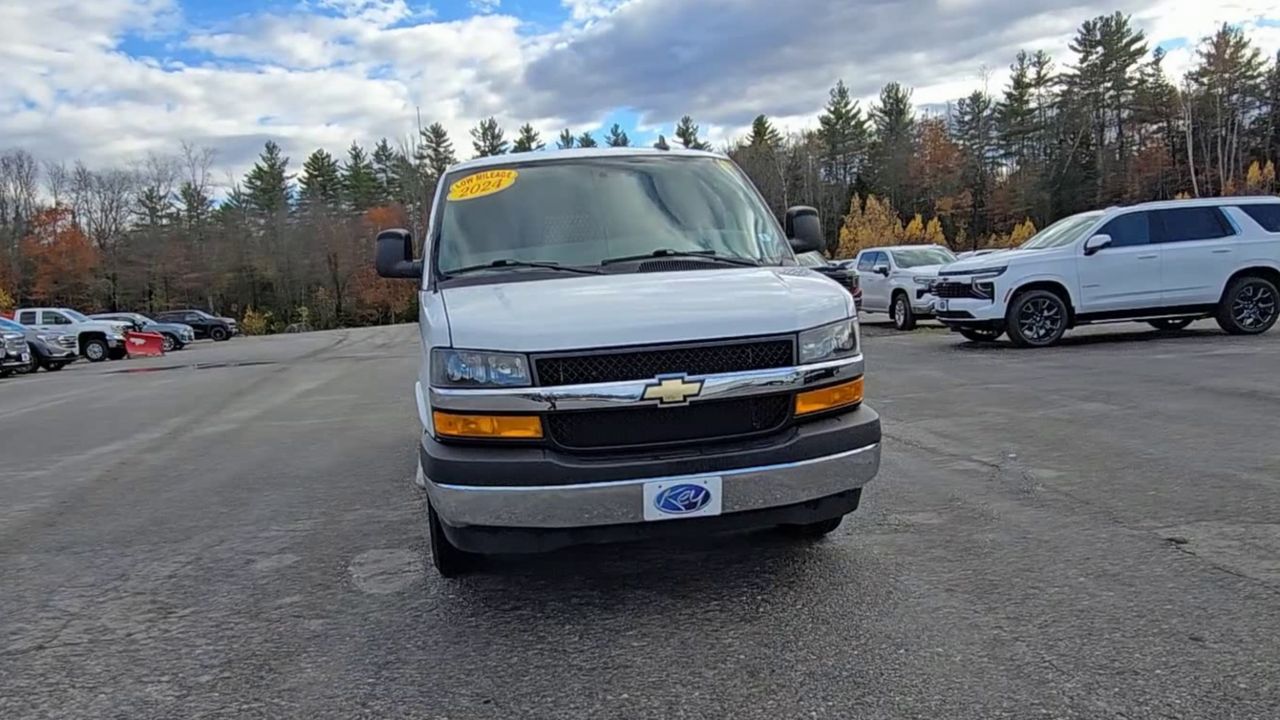 2024 Chevrolet Express 2500 Van Cargo photo 3