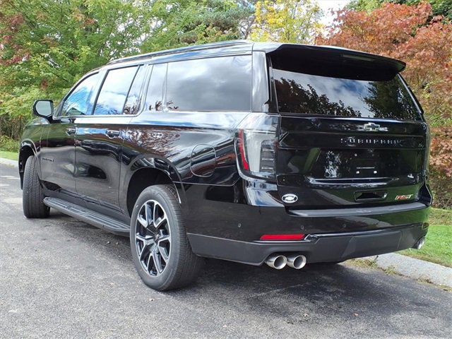 2025 Chevrolet Suburban RST photo 2