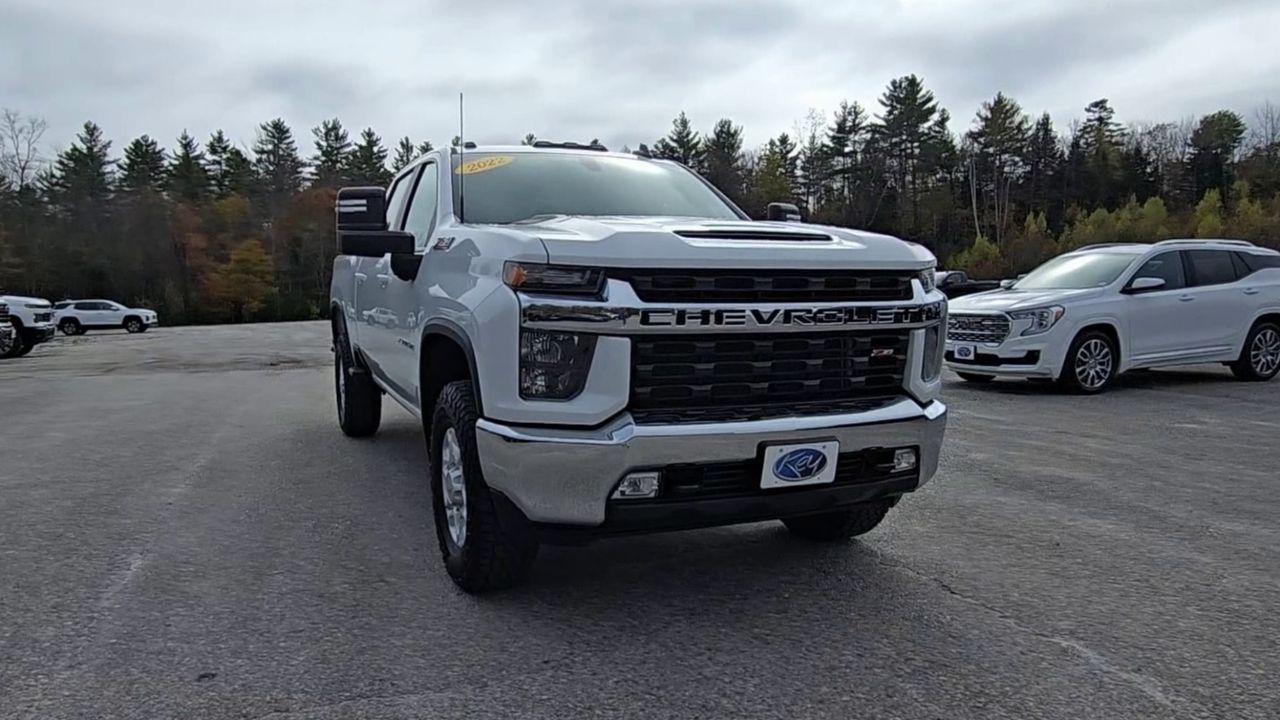 2022 Chevrolet Silverado 2500HD LT photo 3