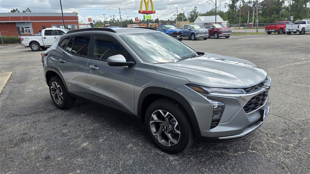 2025 Chevrolet Trax LT photo 4