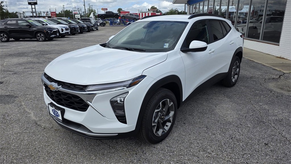 2025 Chevrolet Trax LT photo 2
