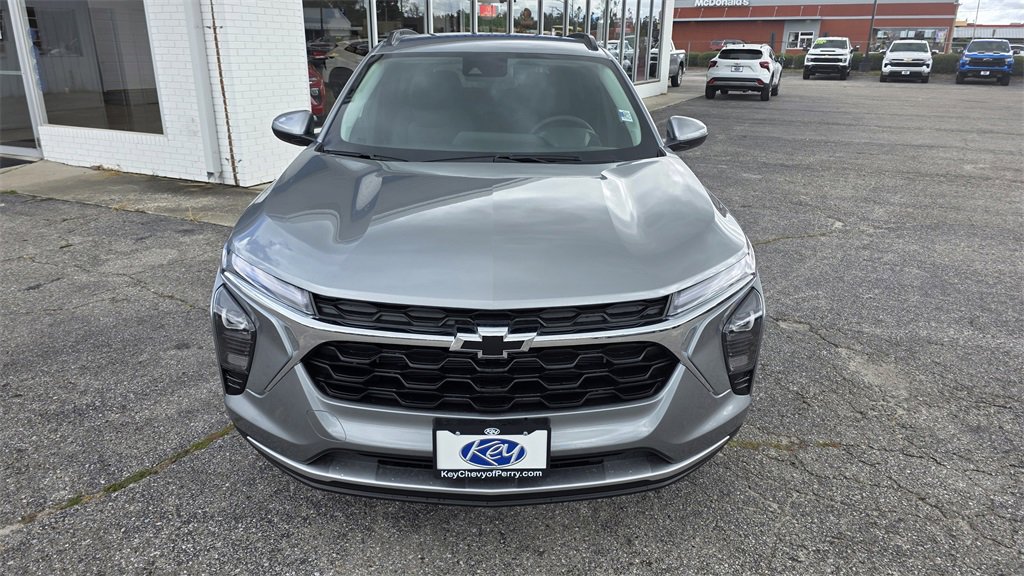 2025 Chevrolet Trax LT photo 3