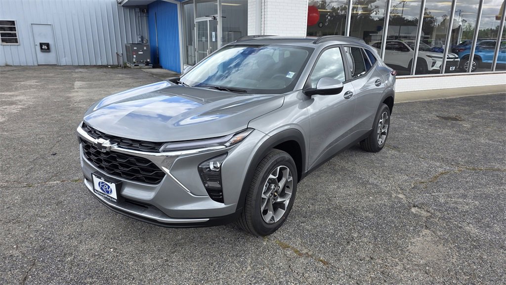 2025 Chevrolet Trax LT photo 2