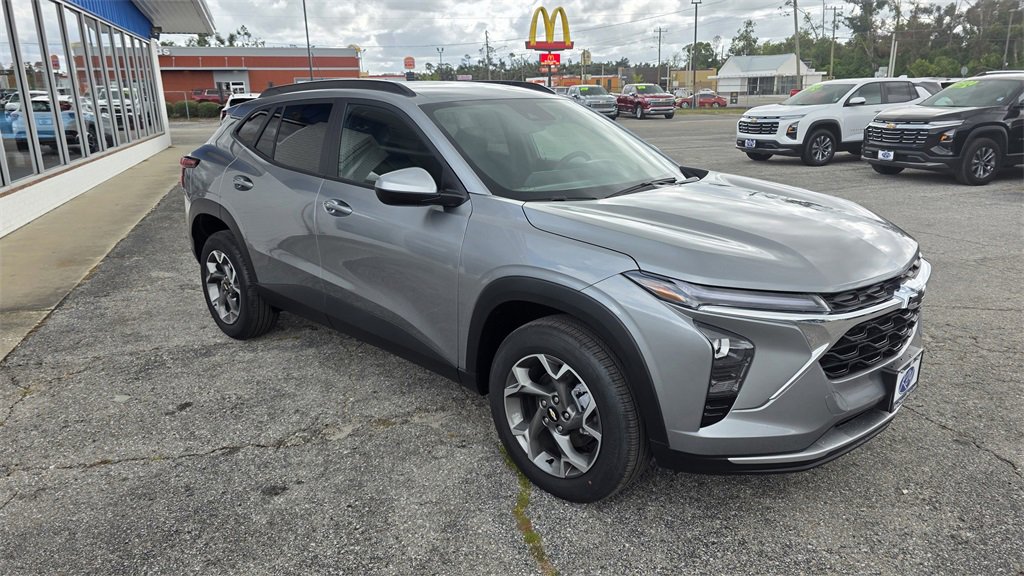 2025 Chevrolet Trax LT photo 4