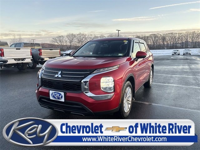 2022 Mitsubishi Outlander ES's photo