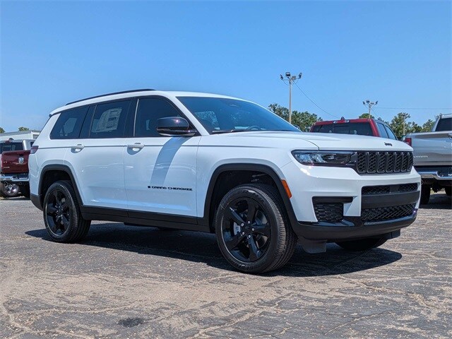 2025 Jeep Grand Cherokee Altitude photo 2