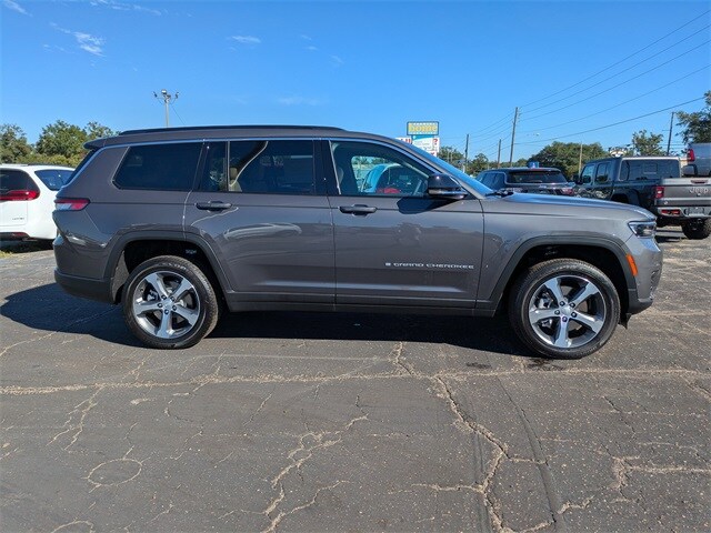 2025 Jeep Grand Cherokee Limited photo 3