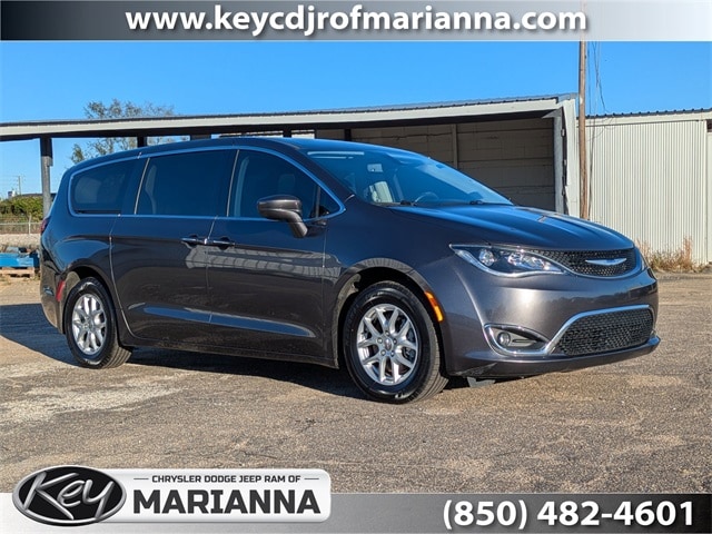 2020 Chrysler Pacifica Touring's photo