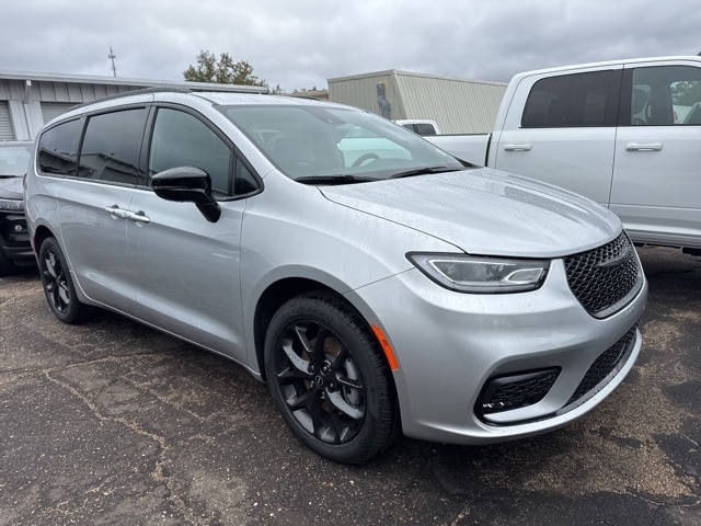 2026 Chrysler Pacifica Select's photo