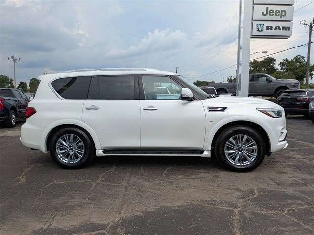 2019 Infiniti QX80 Luxe photo 3