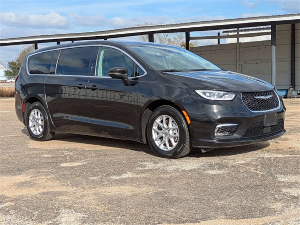 Used 2023 Chrysler Pacifica Touring L Van Passenger Van