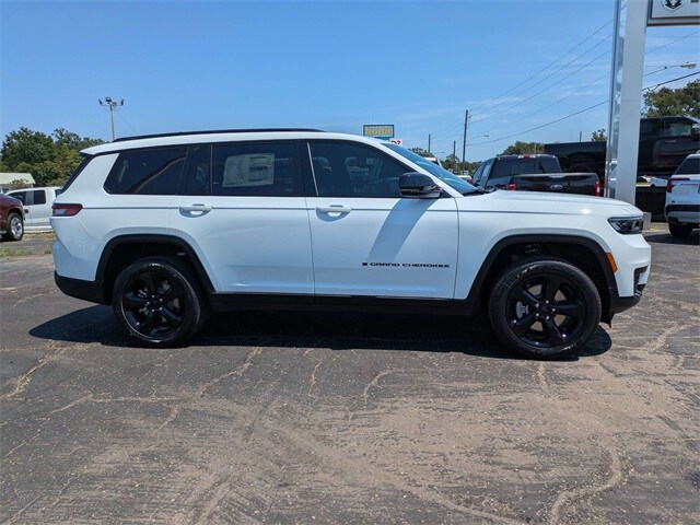 2025 Jeep Grand Cherokee Altitude photo 3