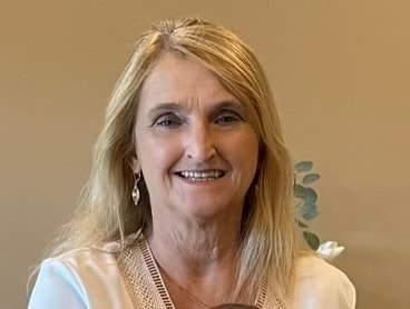 Staff member BETH MOORE from ID_b9186e8f07a4