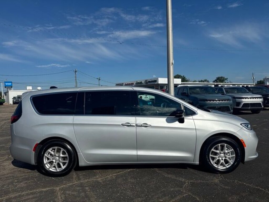 Used 2026 Chrysler Pacifica Select Van Passenger Van