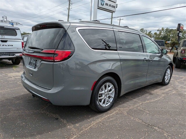 2022 Chrysler Pacifica Touring L photo 2