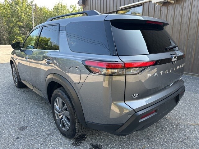 2024 Nissan Pathfinder SV photo 4