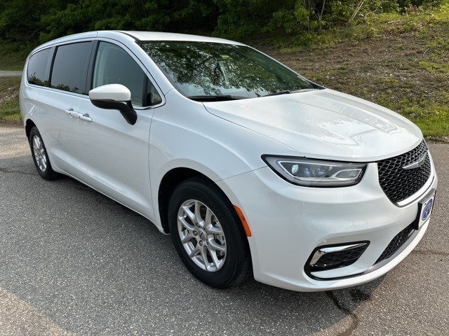 Used 2023 Chrysler Pacifica Touring L with VIN 2C4RC1BG6PR623895 for sale in Newcastle, ME