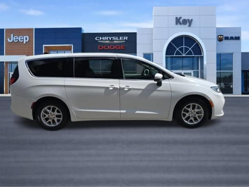 Used 2023 Chrysler Pacifica Touring L Minivan/Van