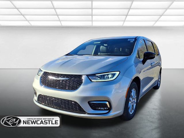 2026 Chrysler Pacifica Select's photo