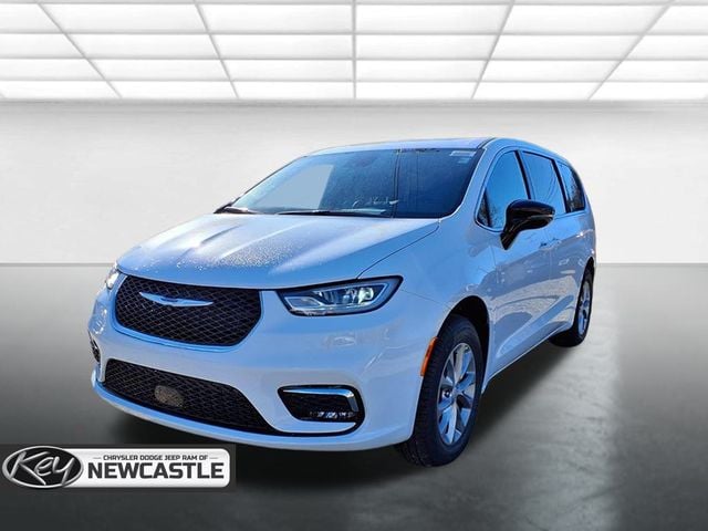 2026 Chrysler Pacifica Select's photo