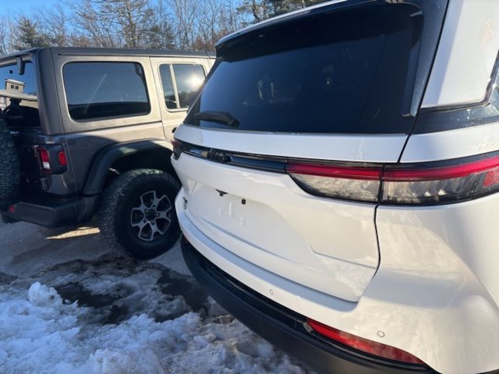 Used 2023 Jeep Grand Cherokee Altitude SUV