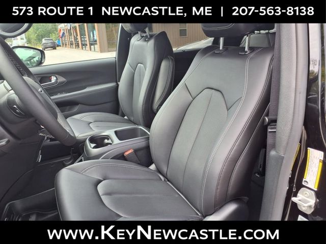 2025 Chrysler Pacifica Select - Photo 13